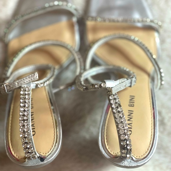 𝐆𝐢𝐚𝐧𝐢 𝐛𝐢𝐧𝐢 𝐬𝐚𝐧𝐝𝐚𝐥𝐬 ❣︎❣︎ - Picture 3 of 4